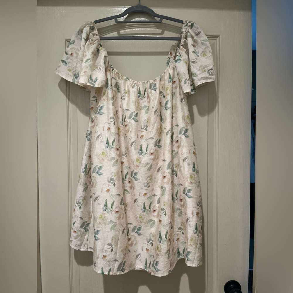 Beautiful off or on shoulder floral printed mini dress!